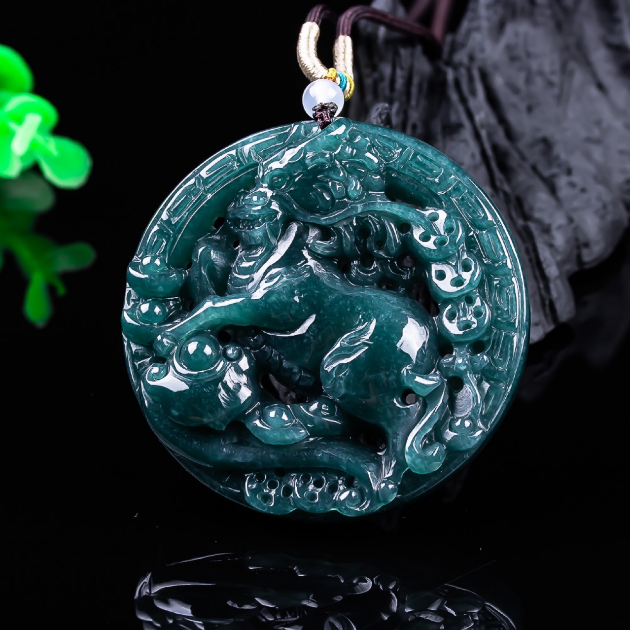 Women Accessories Gift - Pendant z jadeitu birmańskiego w kształcie